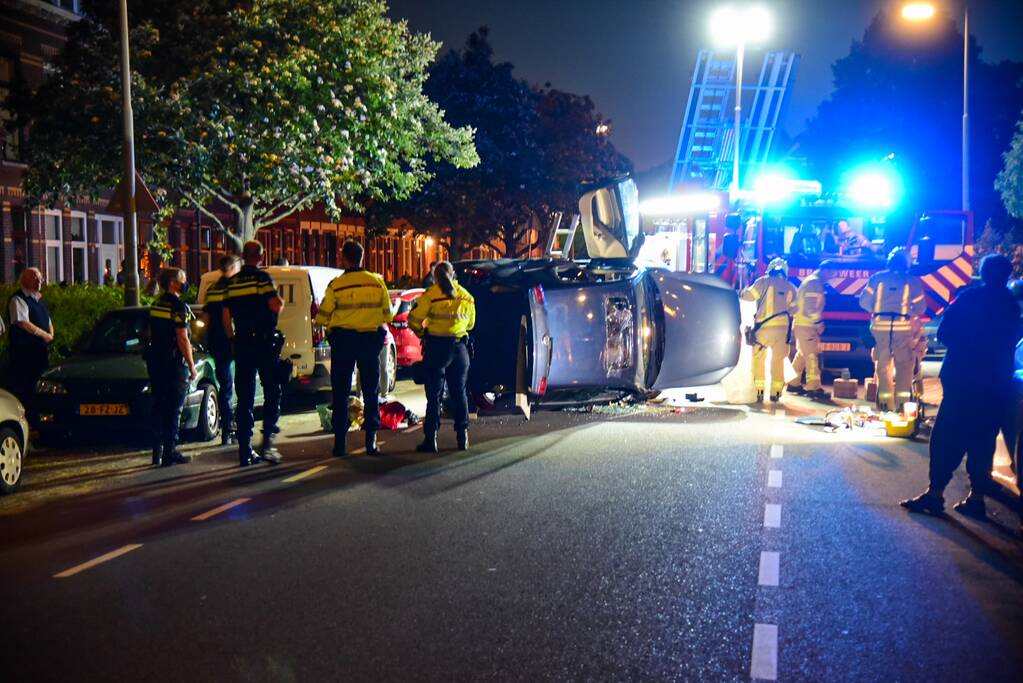 Personenauto belandt op zijkant