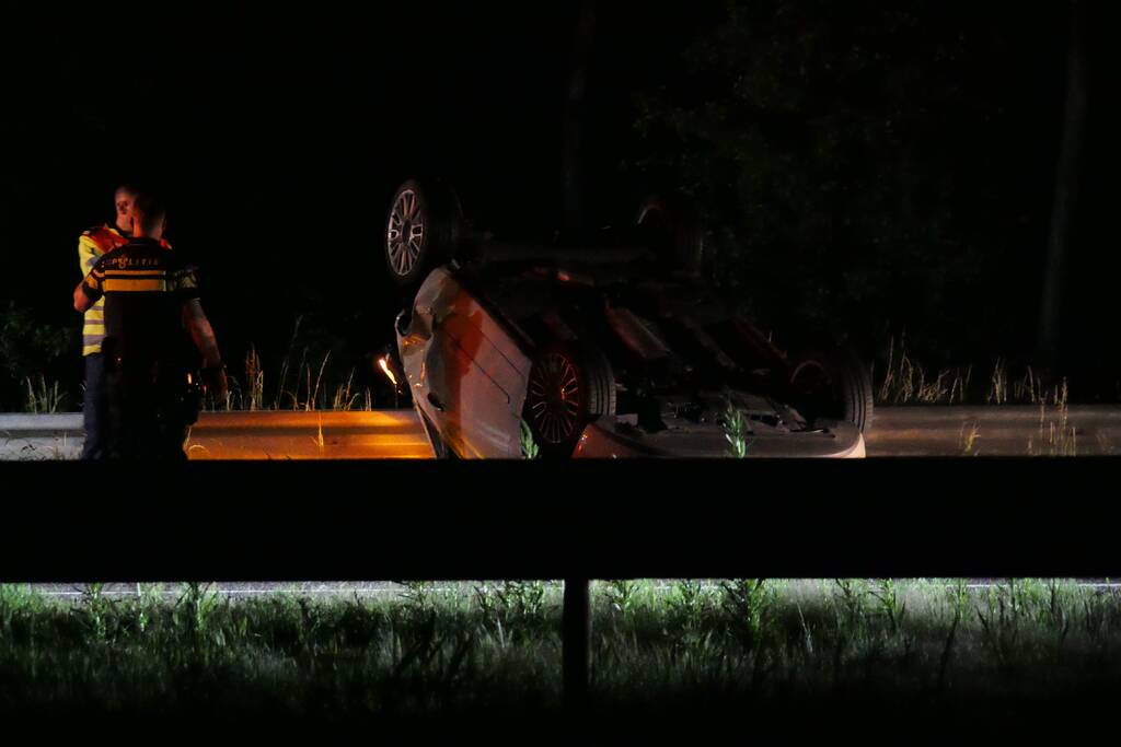 Auto belandt op zijn kop op snelweg