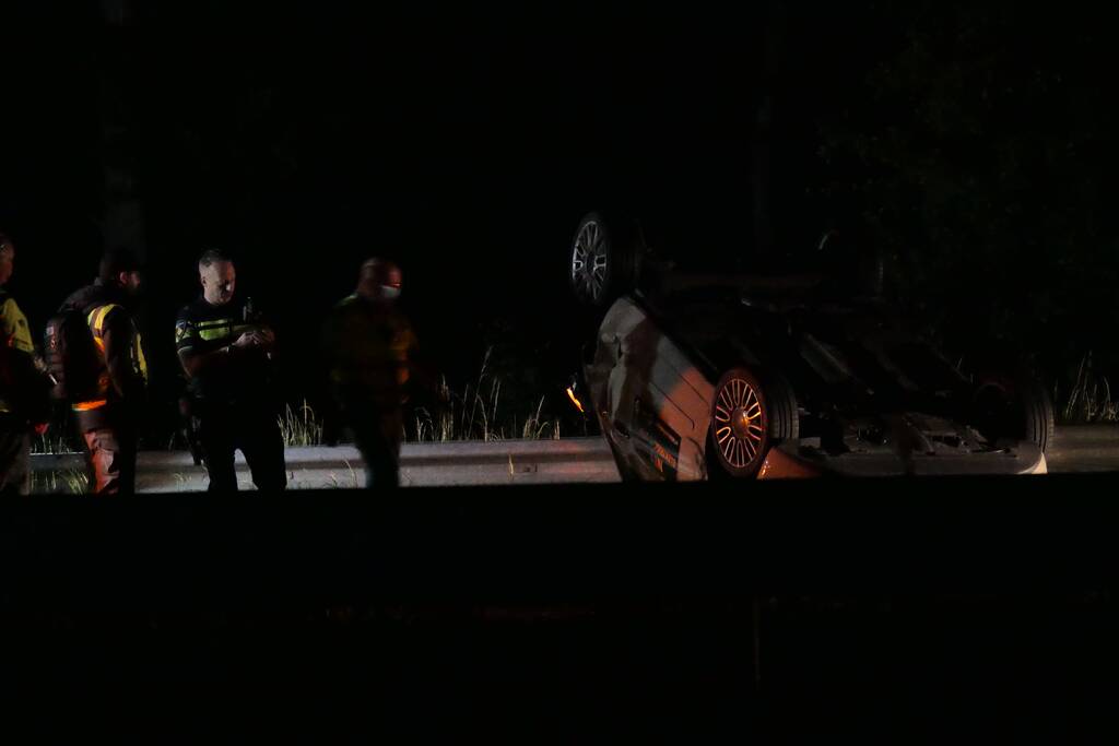 Auto belandt op zijn kop op snelweg