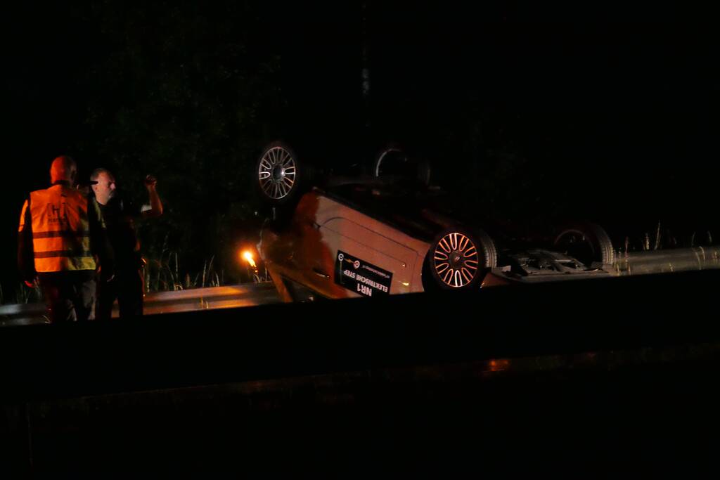 Auto belandt op zijn kop op snelweg