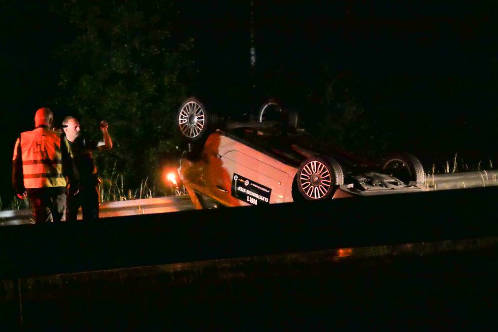 Auto belandt op zijn kop op snelweg