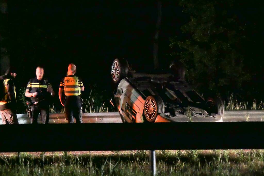 Auto belandt op zijn kop op snelweg