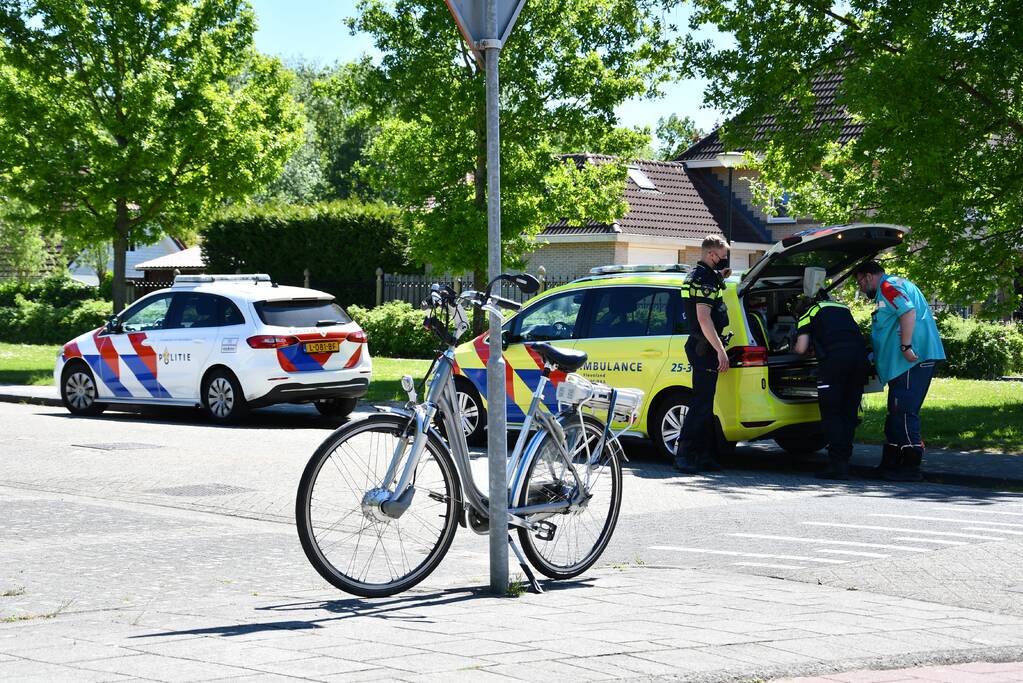 Man op e-bike gewond bij botsing met auto
