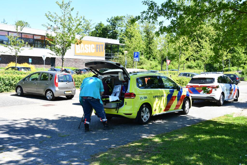 Man op e-bike gewond bij botsing met auto