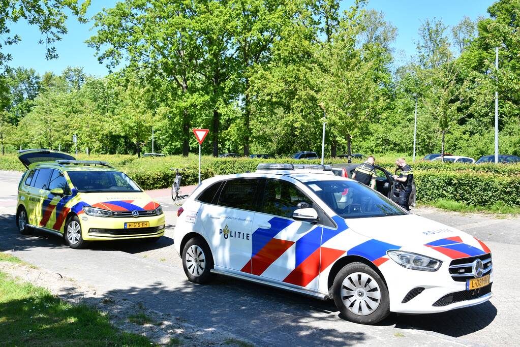 Man op e-bike gewond bij botsing met auto