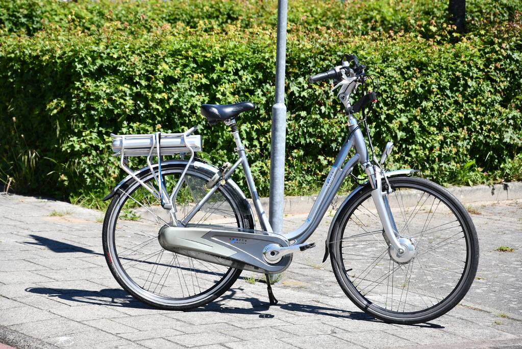 Man op e-bike gewond bij botsing met auto