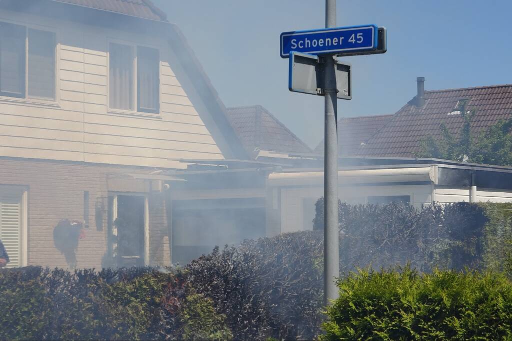 Coniferenhaag vat vlam