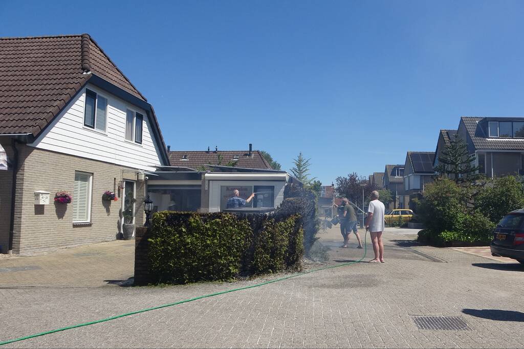 Coniferenhaag vat vlam