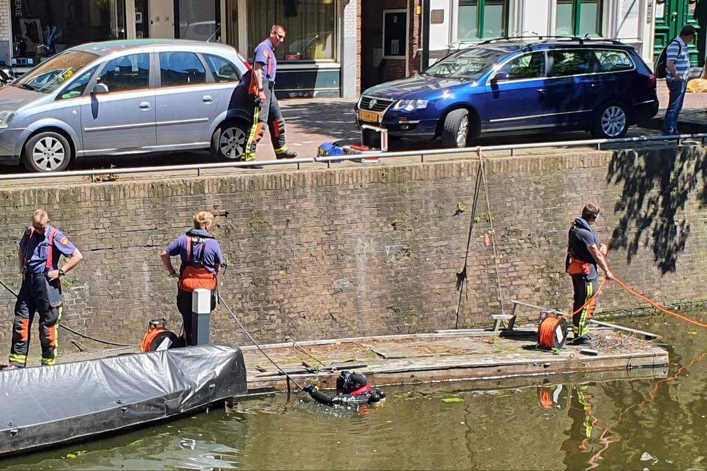 Zoektocht in gracht naar verloren bos sleutels
