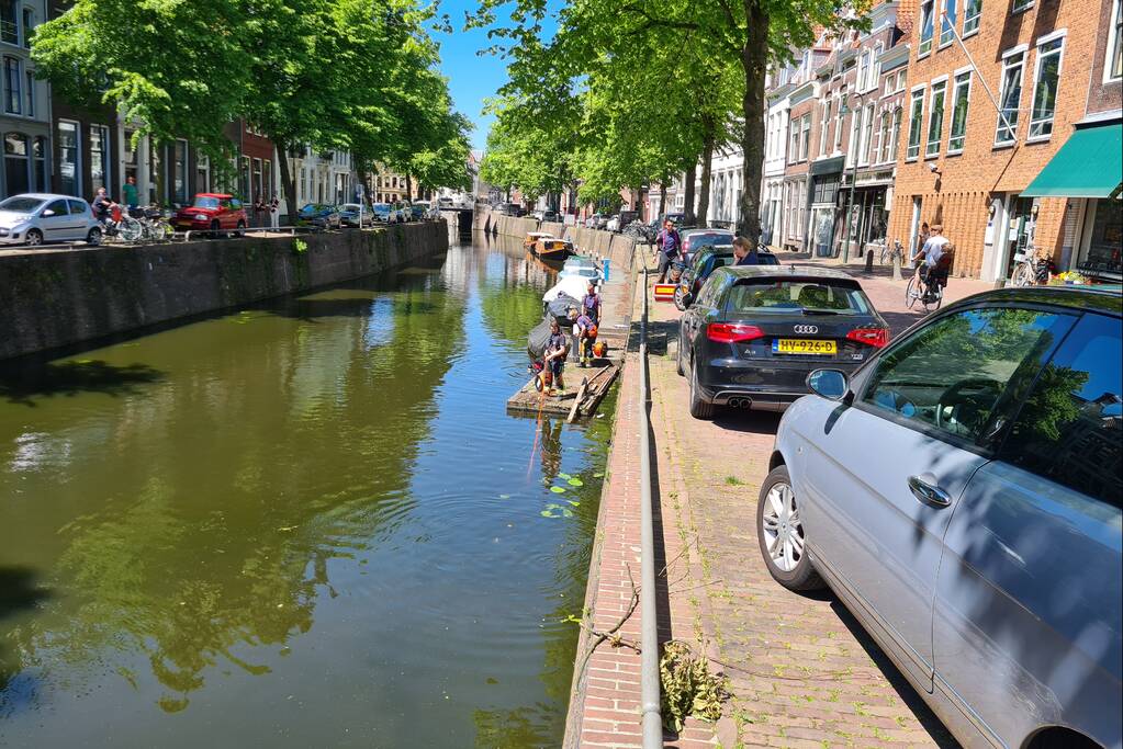 Zoektocht in gracht naar verloren bos sleutels