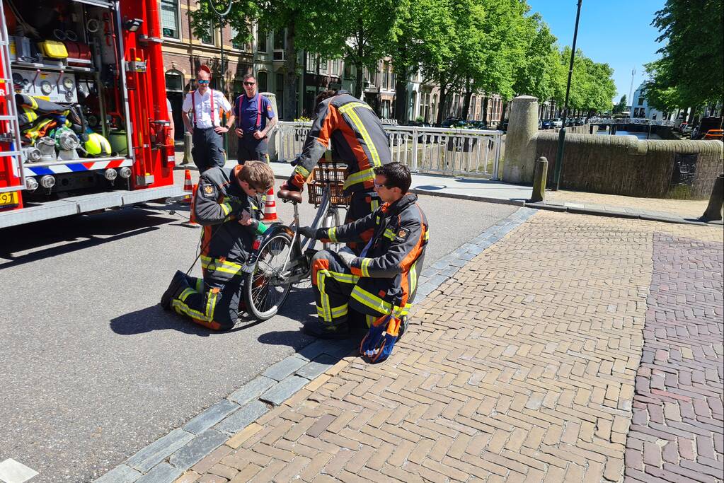 Zoektocht in gracht naar verloren bos sleutels