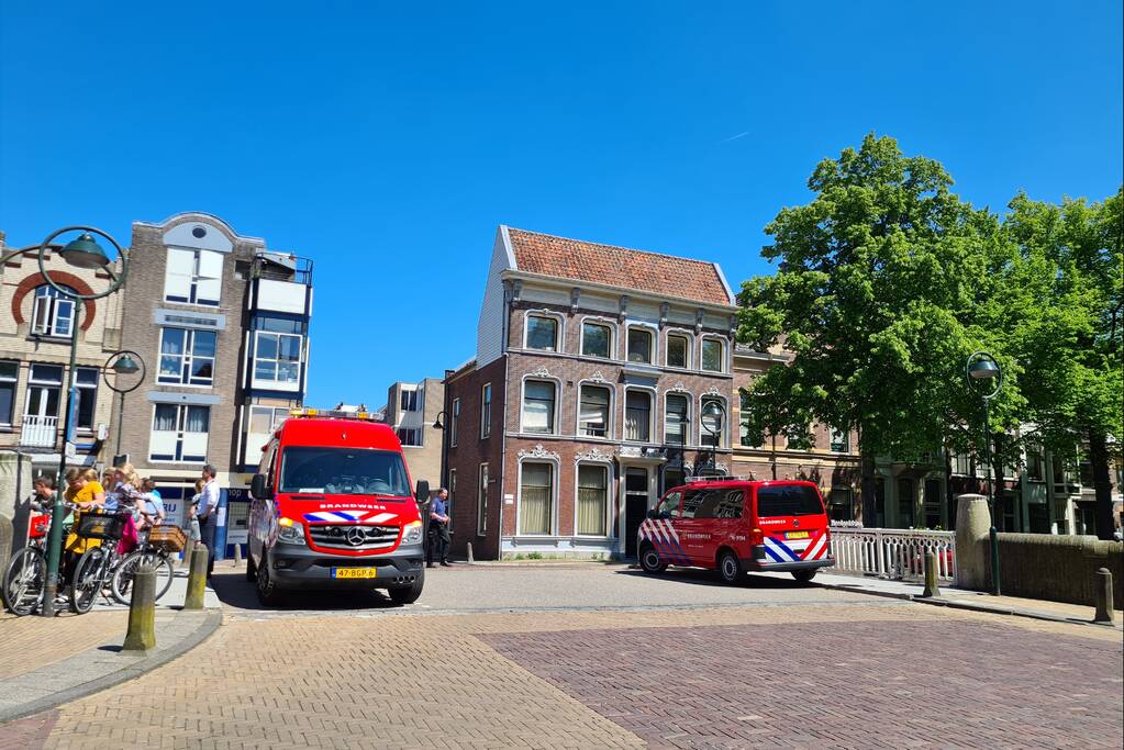 Zoektocht in gracht naar verloren bos sleutels