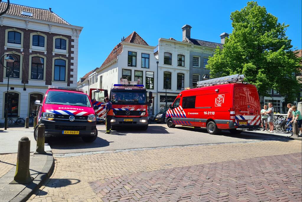 Zoektocht in gracht naar verloren bos sleutels