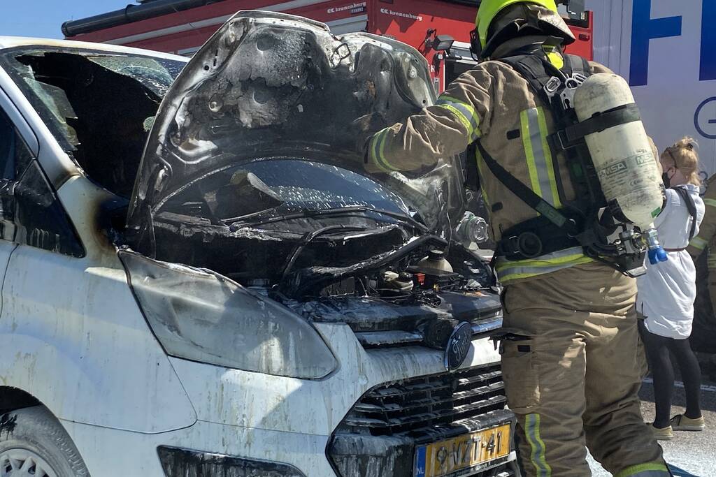 Bestelbus volledig uitgebrand