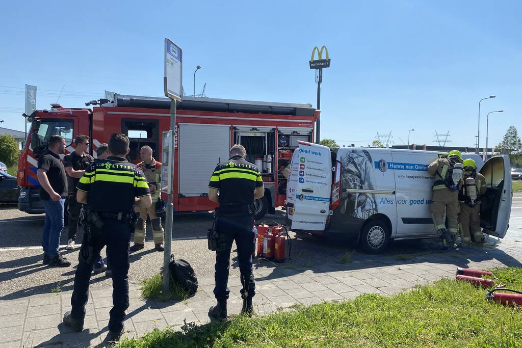 Bestelbus volledig uitgebrand