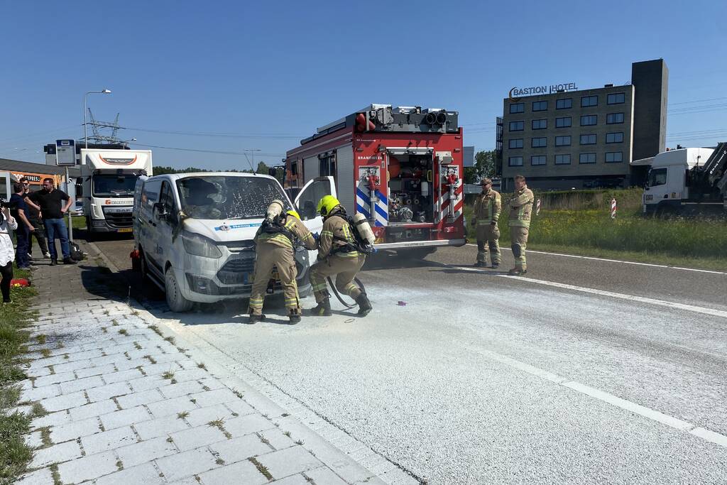 Bestelbus volledig uitgebrand