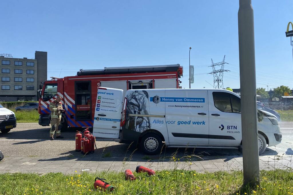 Bestelbus volledig uitgebrand