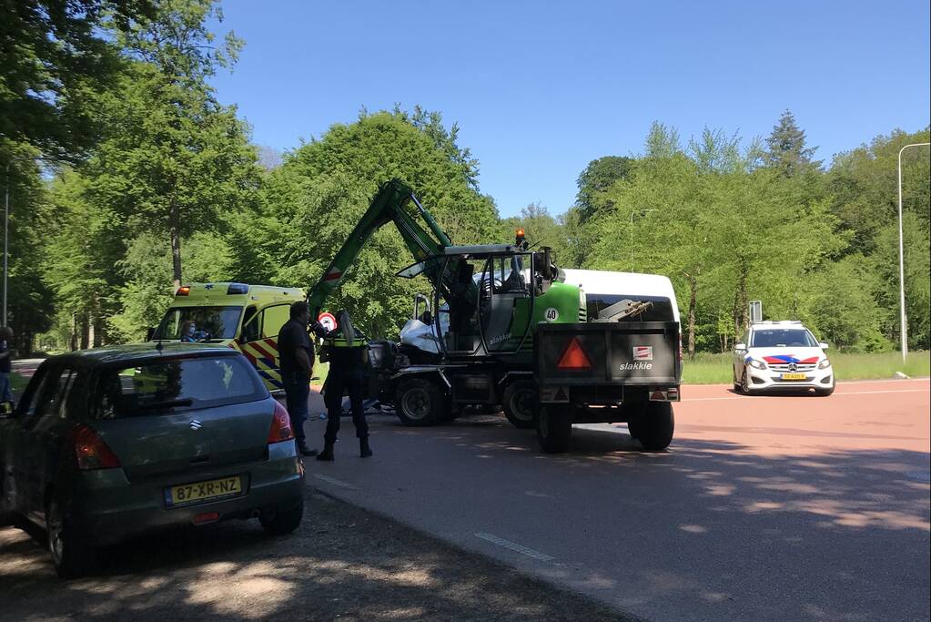 Taxibus botst op graafmachine met aanhanger