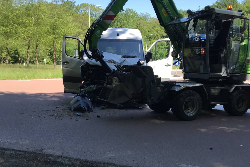 Taxibus botst op graafmachine met aanhanger