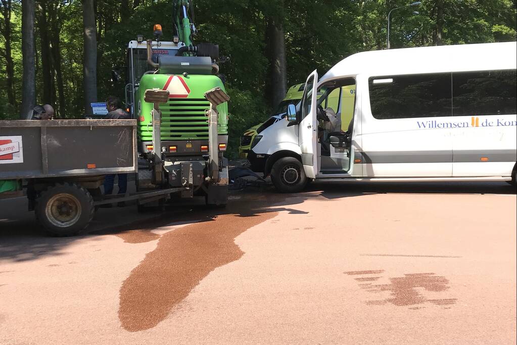 Taxibus botst op graafmachine met aanhanger