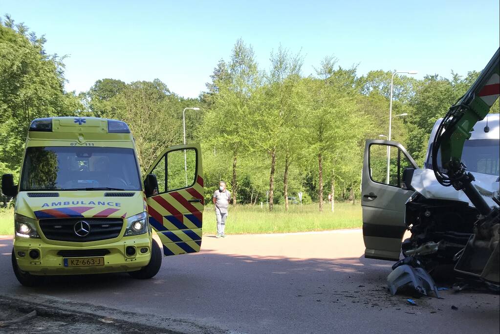 Taxibus botst op graafmachine met aanhanger