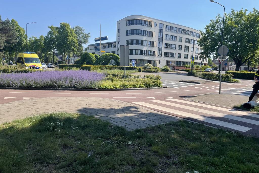 Fietser gewond bij botsing op rotonde