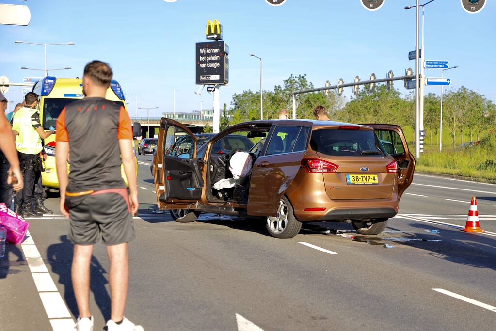 Veel schade bij ongeval voor verkeerslichten