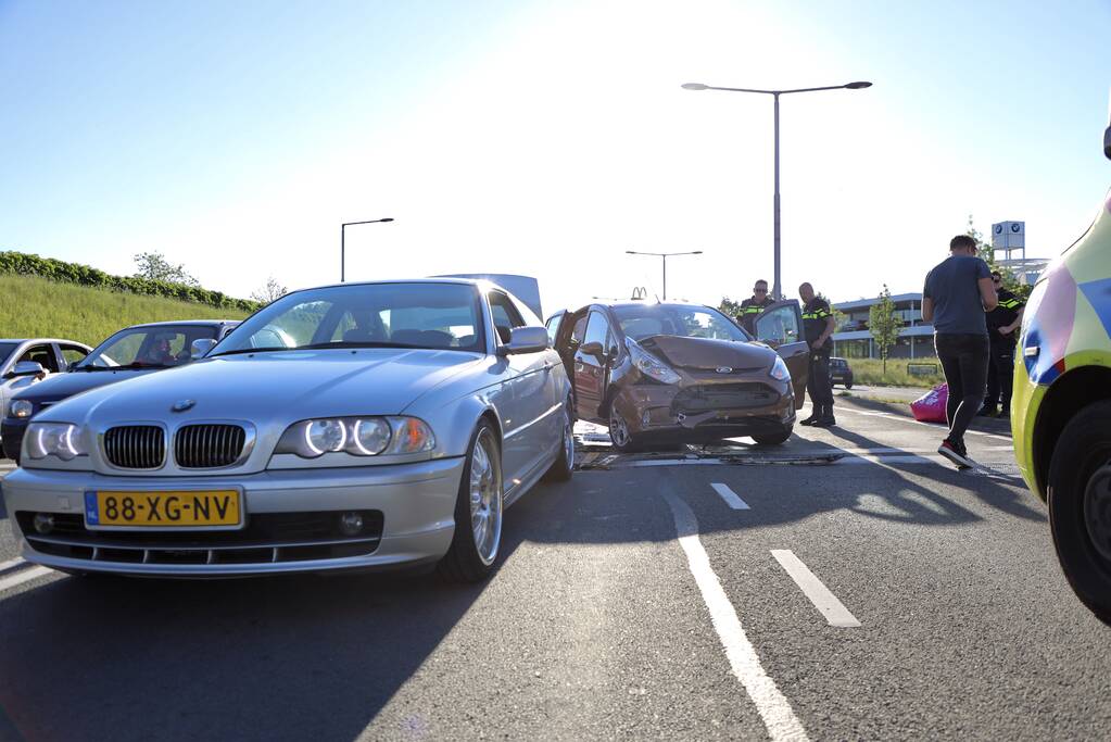 Veel schade bij ongeval voor verkeerslichten