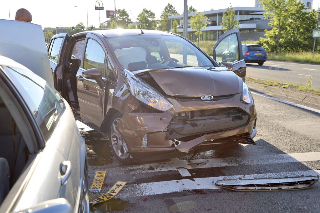 Veel schade bij ongeval voor verkeerslichten