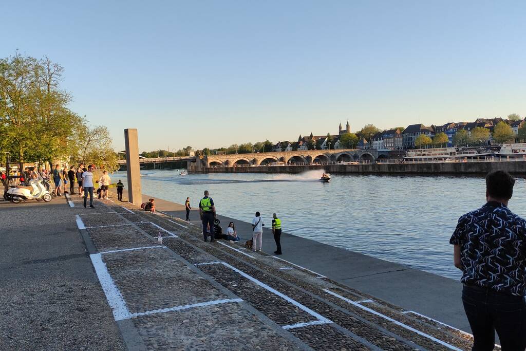 Politie ontruimd te druk park