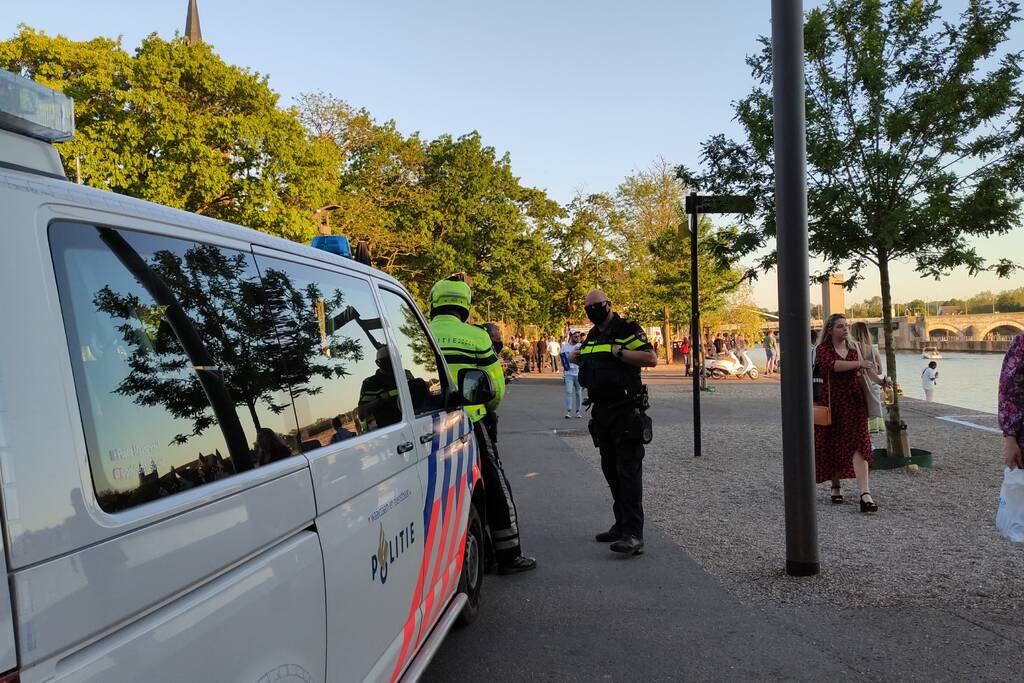Politie ontruimd te druk park