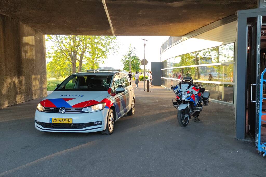 Politie ontruimd te druk park