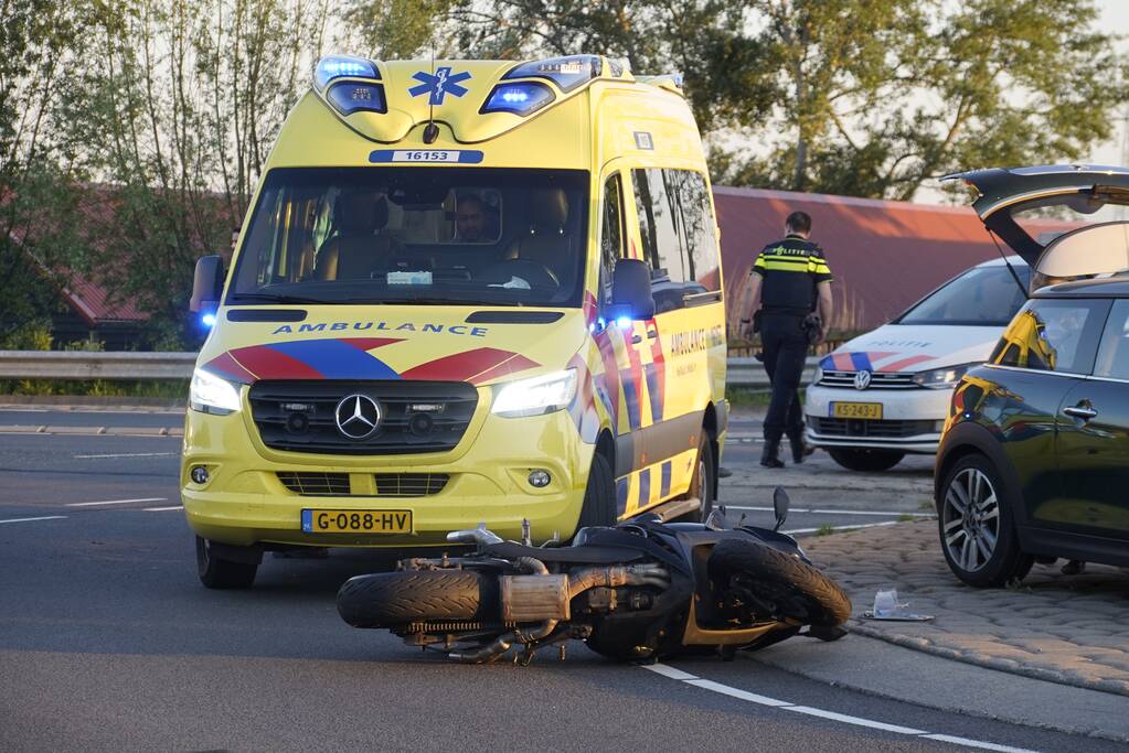 Motorrijder aangereden op rotonde