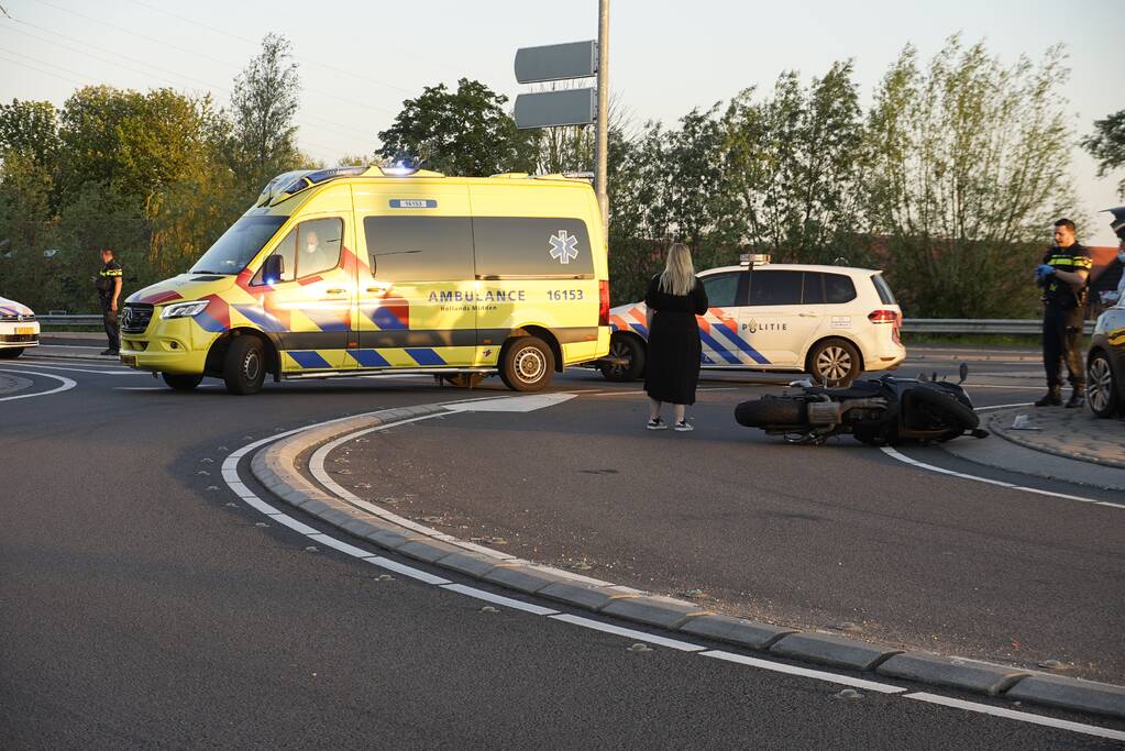 Motorrijder aangereden op rotonde