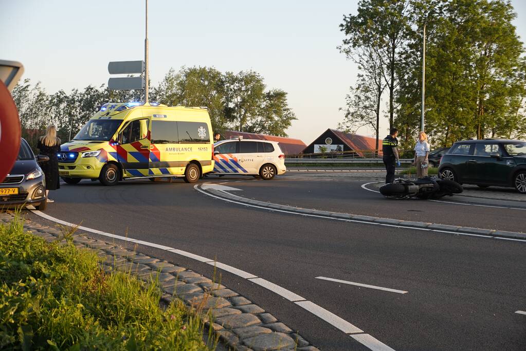 Motorrijder aangereden op rotonde