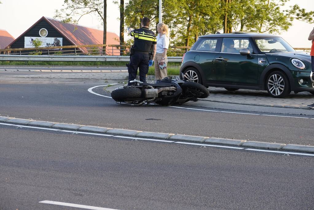 Motorrijder aangereden op rotonde