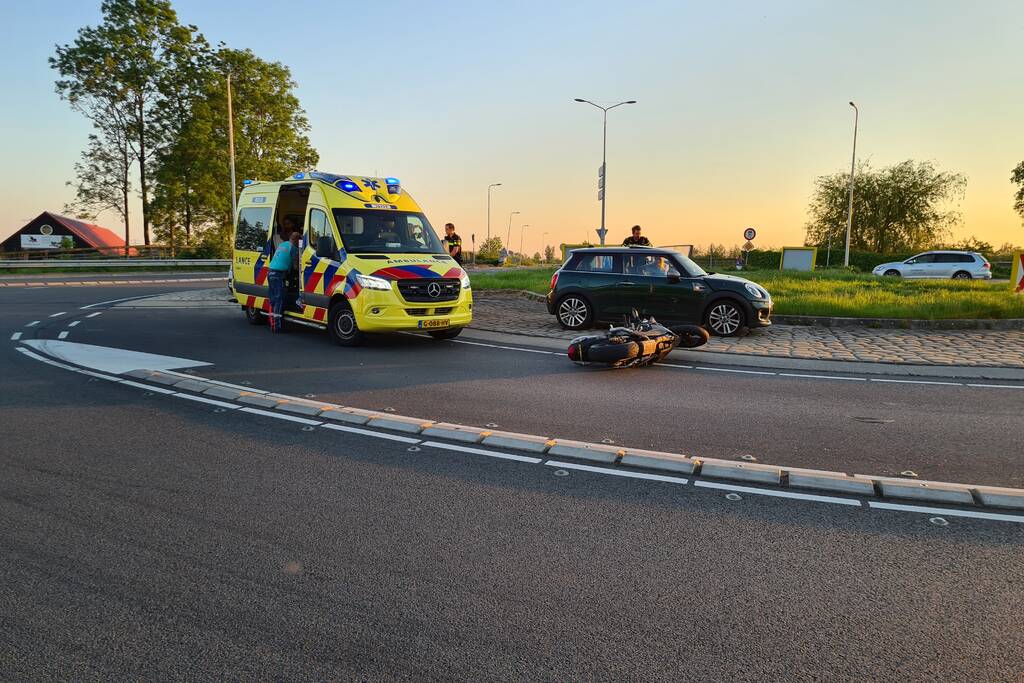 Motorrijder aangereden op rotonde