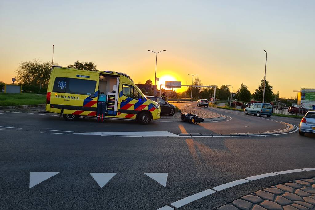 Motorrijder aangereden op rotonde