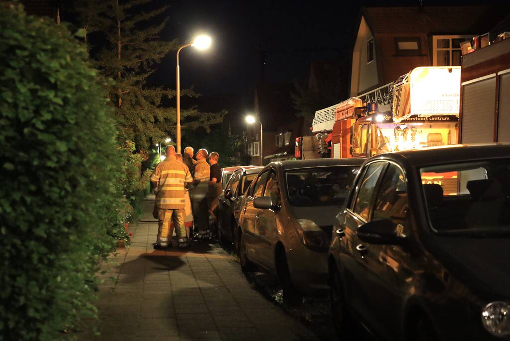 Vonkenregen uit schoorsteen van woning