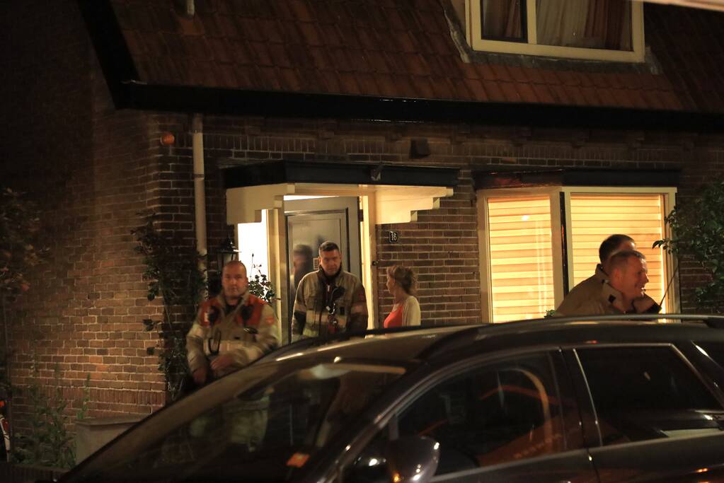 Vonkenregen uit schoorsteen van woning