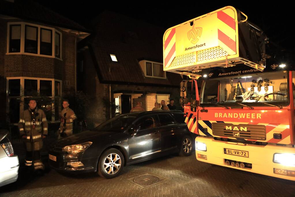 Vonkenregen uit schoorsteen van woning