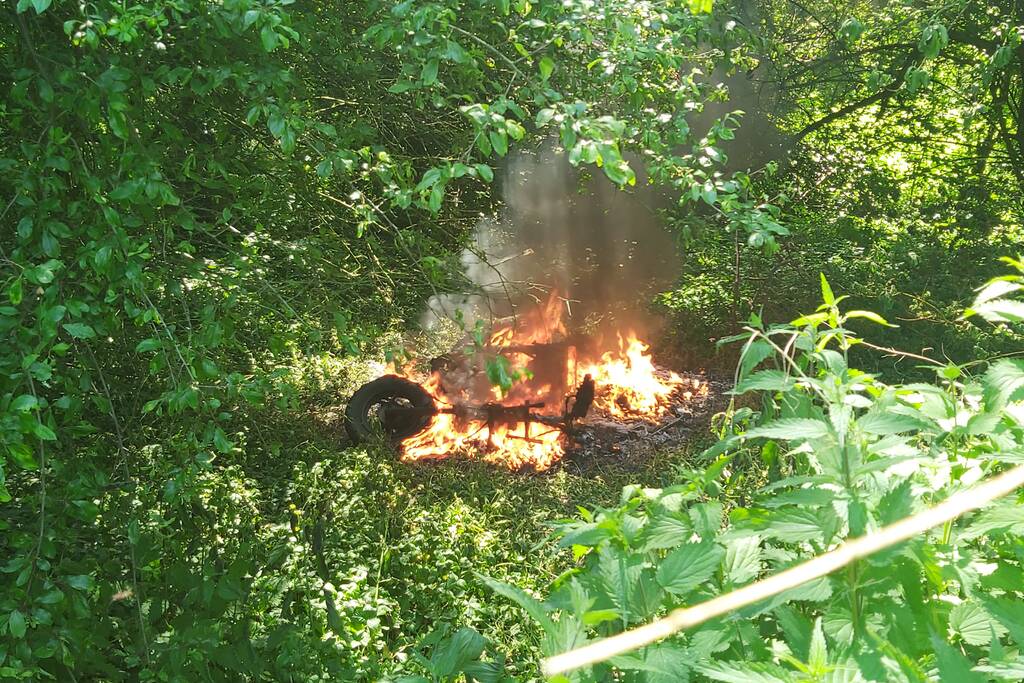 Scooter gedumpt en in brand gestoken