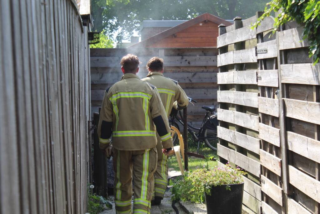 Brand in tuin achter woning snel geblust