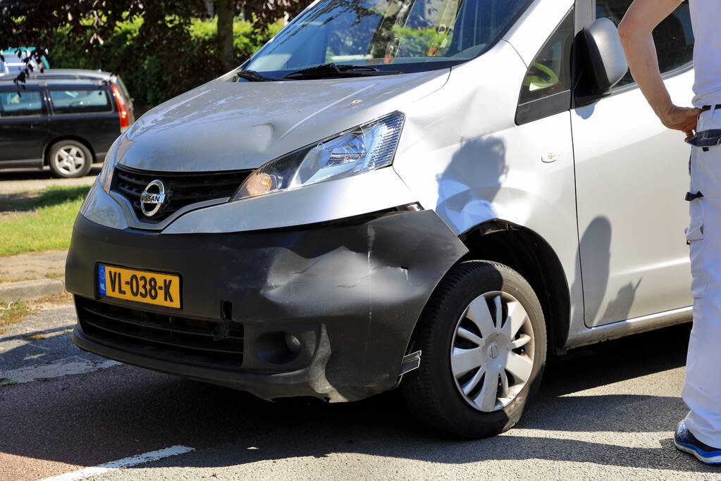 Scootmobielrijdster aangereden door bestelbus