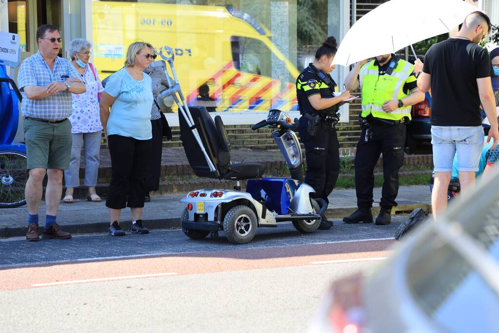 Scootmobielrijdster aangereden door bestelbus