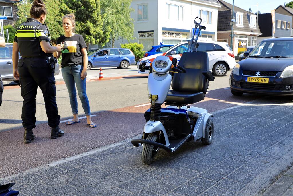 Scootmobielrijdster aangereden door bestelbus