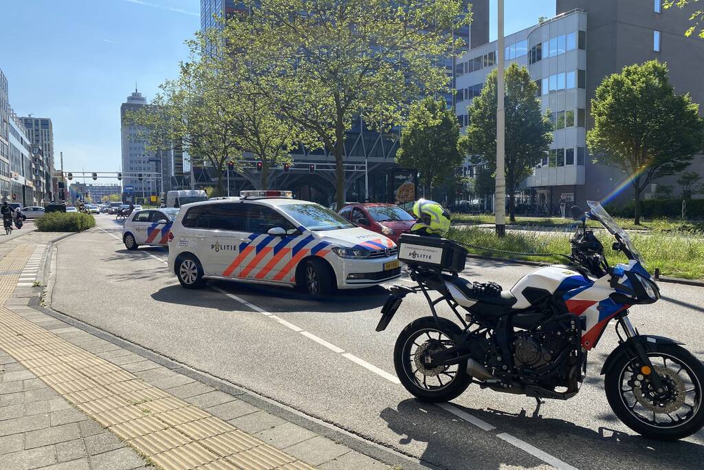 Bestuurster vast in auto bij kop staart botsing