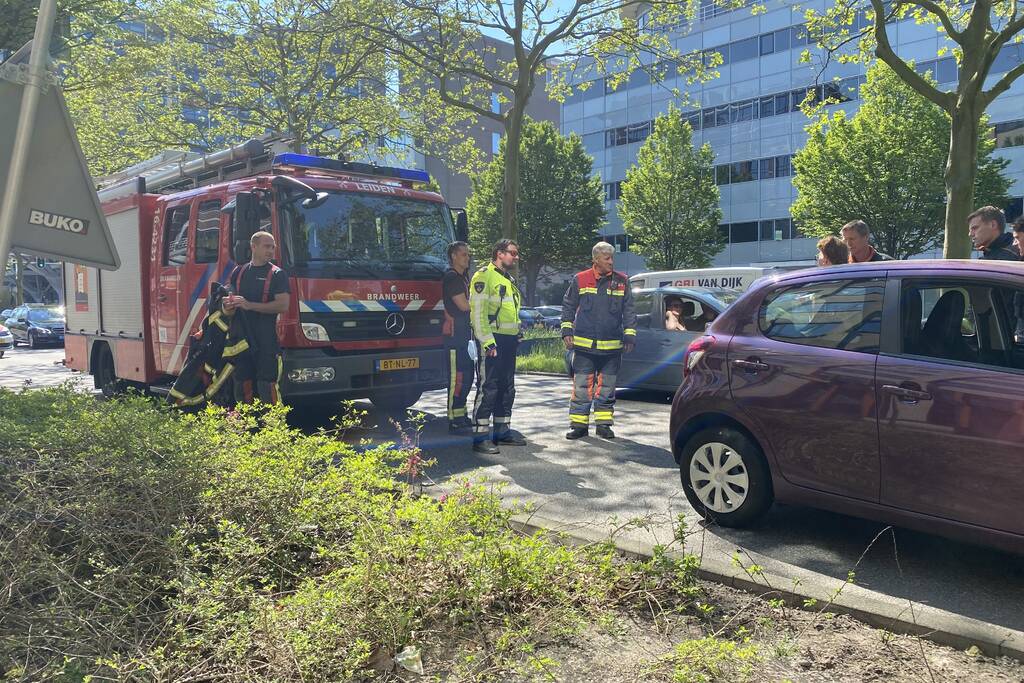 Bestuurster vast in auto bij kop staart botsing