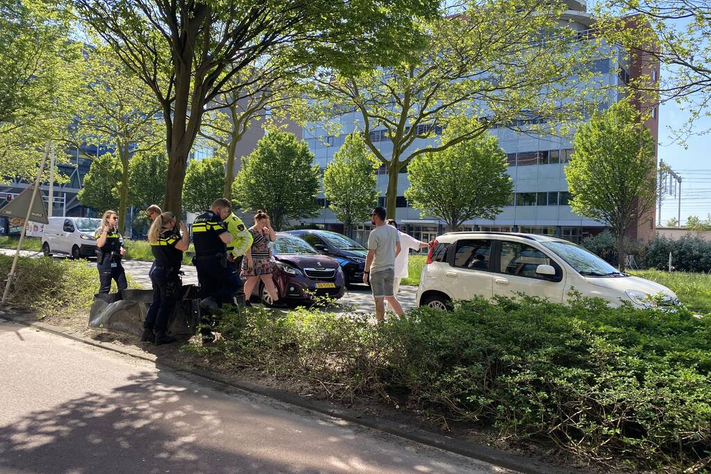 Bestuurster vast in auto bij kop staart botsing