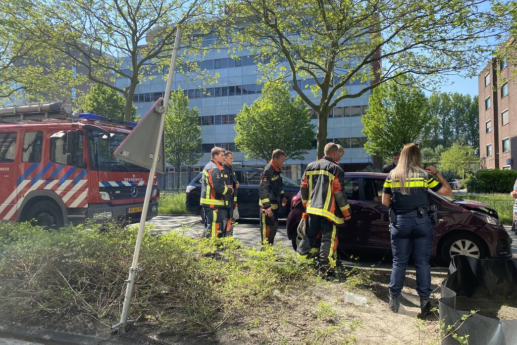 Bestuurster vast in auto bij kop staart botsing